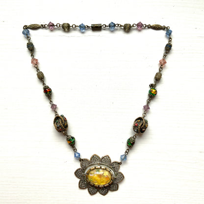  A striking vintage necklace featuring opalescent foil glass. オパルセントフォイルグラスをあしらった、存在感のあるヴィンテージネックレス。