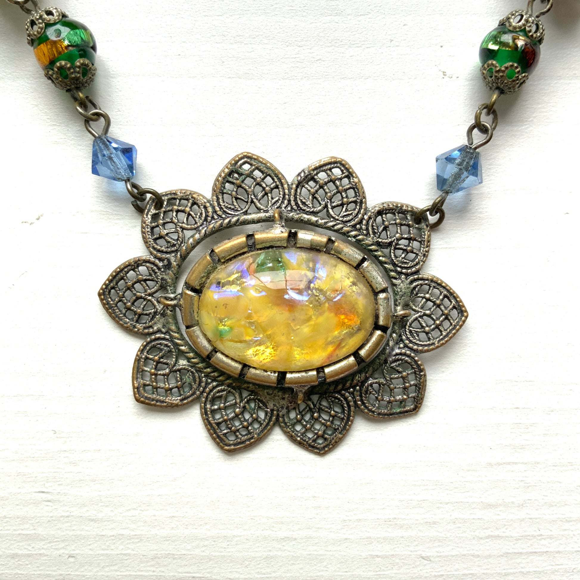  A striking vintage necklace featuring opalescent foil glass. オパルセントフォイルグラスをあしらった、存在感のあるヴィンテージネックレス。