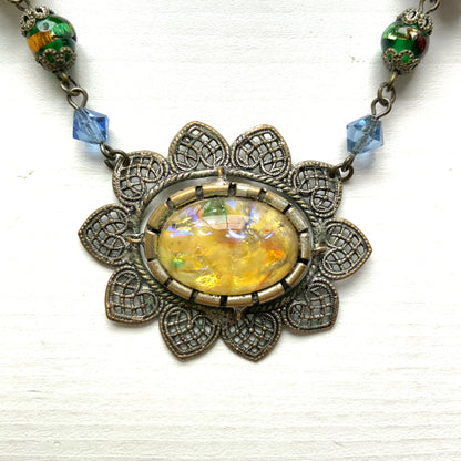  A striking vintage necklace featuring opalescent foil glass. オパルセントフォイルグラスをあしらった、存在感のあるヴィンテージネックレス。