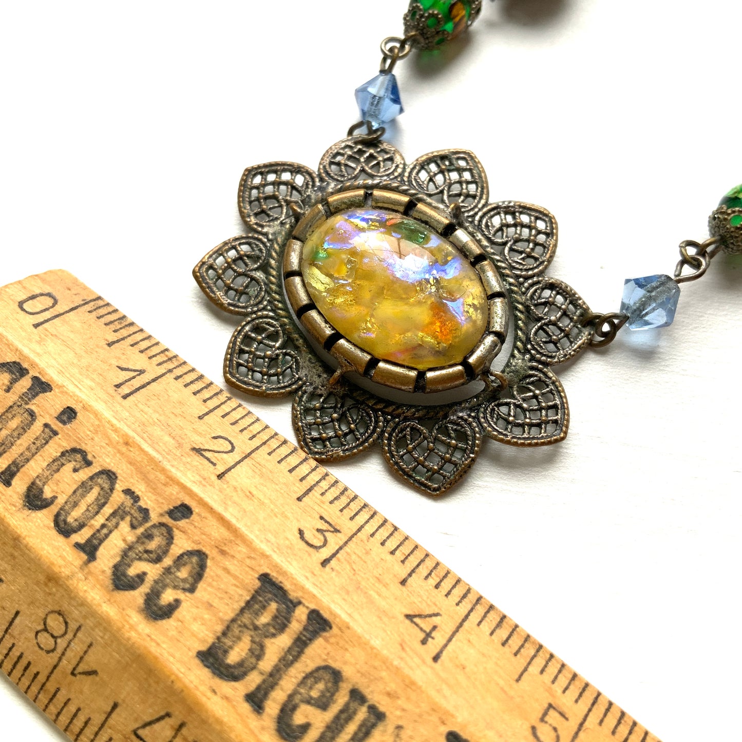  A striking vintage necklace featuring opalescent foil glass. オパルセントフォイルグラスをあしらった、存在感のあるヴィンテージネックレス。