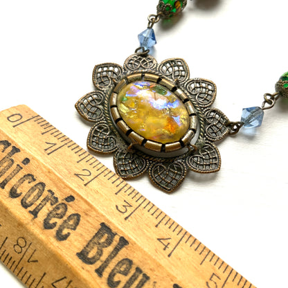 A striking vintage necklace featuring opalescent foil glass. オパルセントフォイルグラスをあしらった、存在感のあるヴィンテージネックレス。