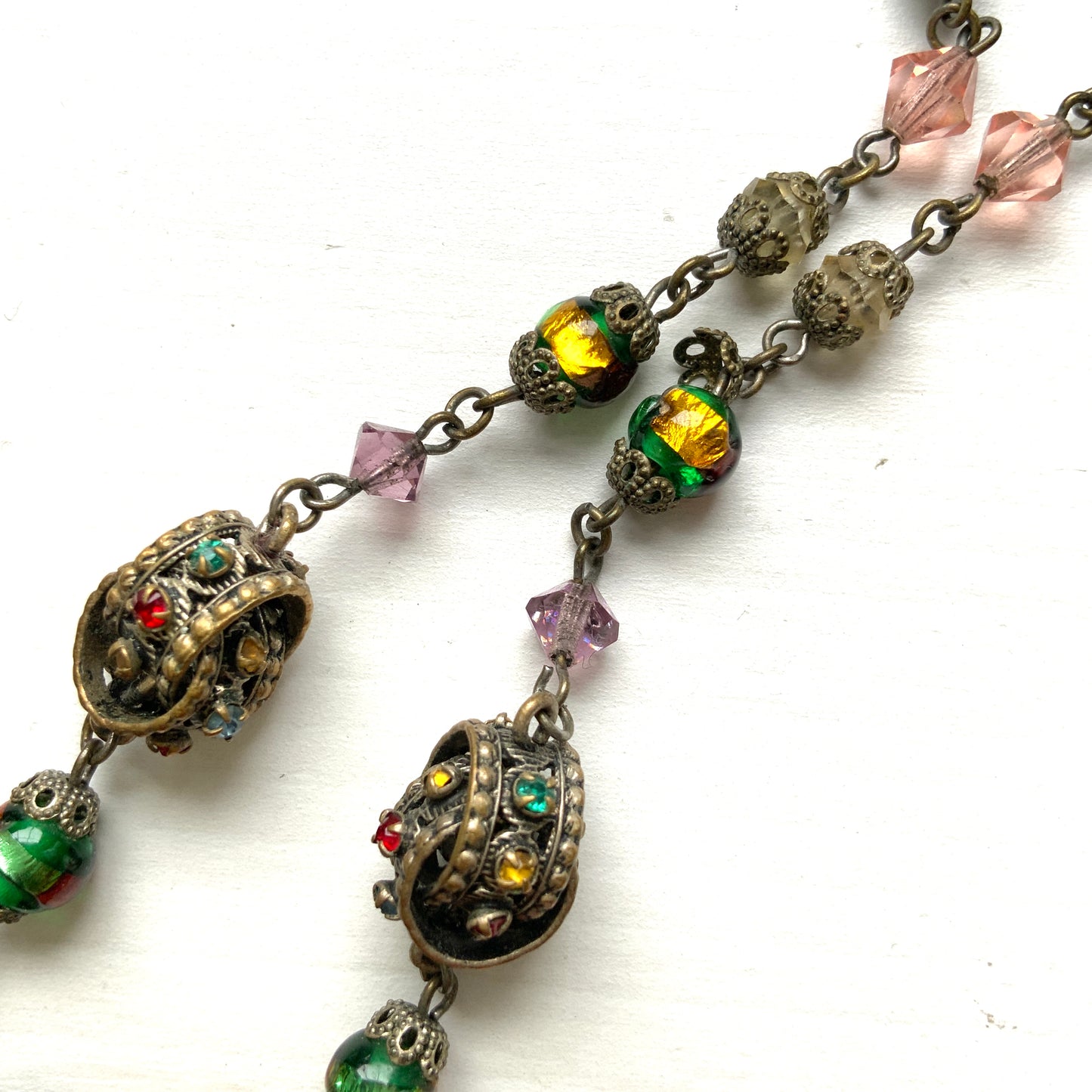  A striking vintage necklace featuring opalescent foil glass. オパルセントフォイルグラスをあしらった、存在感のあるヴィンテージネックレス。