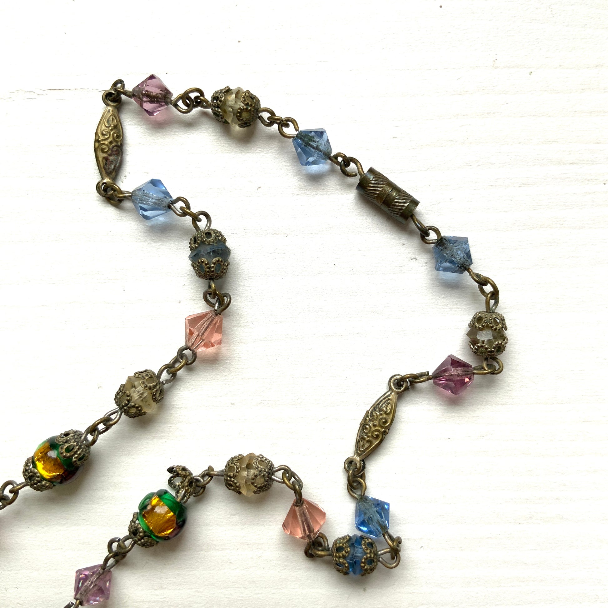  A striking vintage necklace featuring opalescent foil glass. オパルセントフォイルグラスをあしらった、存在感のあるヴィンテージネックレス。