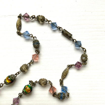  A striking vintage necklace featuring opalescent foil glass. オパルセントフォイルグラスをあしらった、存在感のあるヴィンテージネックレス。