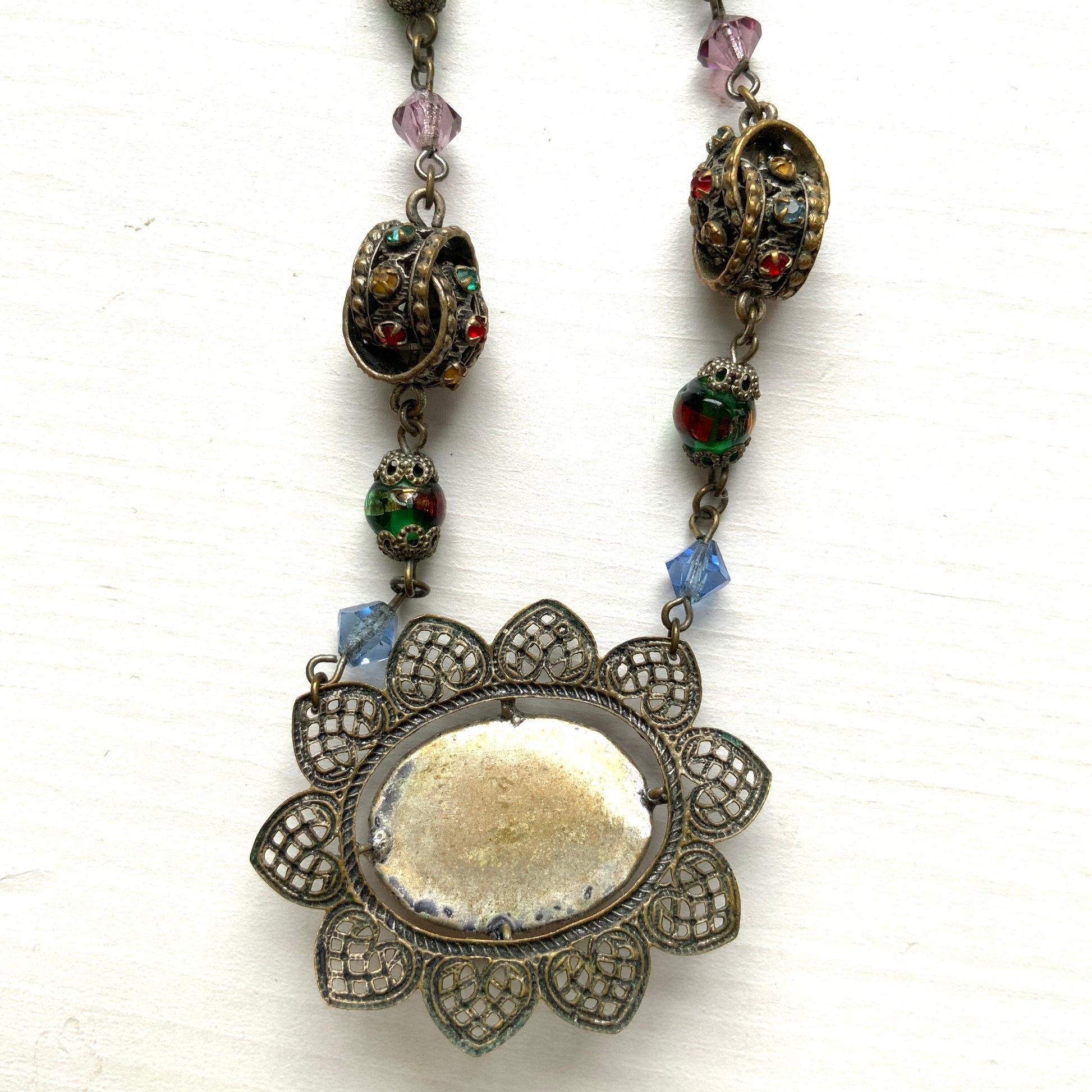  A striking vintage necklace featuring opalescent foil glass. オパルセントフォイルグラスをあしらった、存在感のあるヴィンテージネックレス。