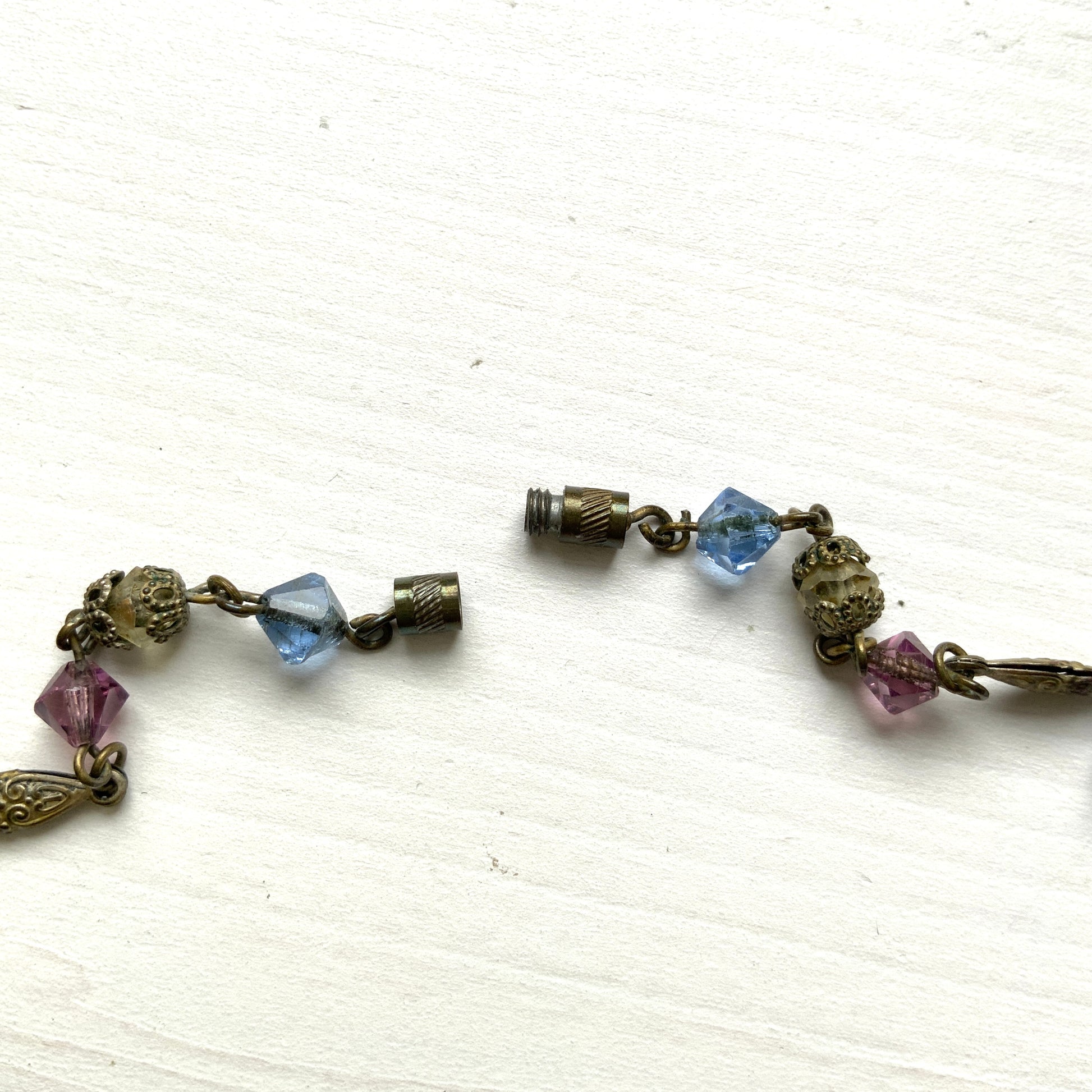  A striking vintage necklace featuring opalescent foil glass. オパルセントフォイルグラスをあしらった、存在感のあるヴィンテージネックレス。