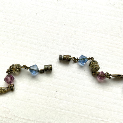  A striking vintage necklace featuring opalescent foil glass. オパルセントフォイルグラスをあしらった、存在感のあるヴィンテージネックレス。