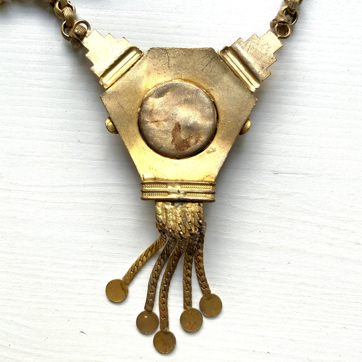 A bright orange cabochon glass, like a little sun, is surrounded by gold-tone metal flowers in this stunning necklace. お日様のように明るいオレンジのカボショングラスを、ゴールドトーンメタルのお花がぐるりと囲んだネックレス。 