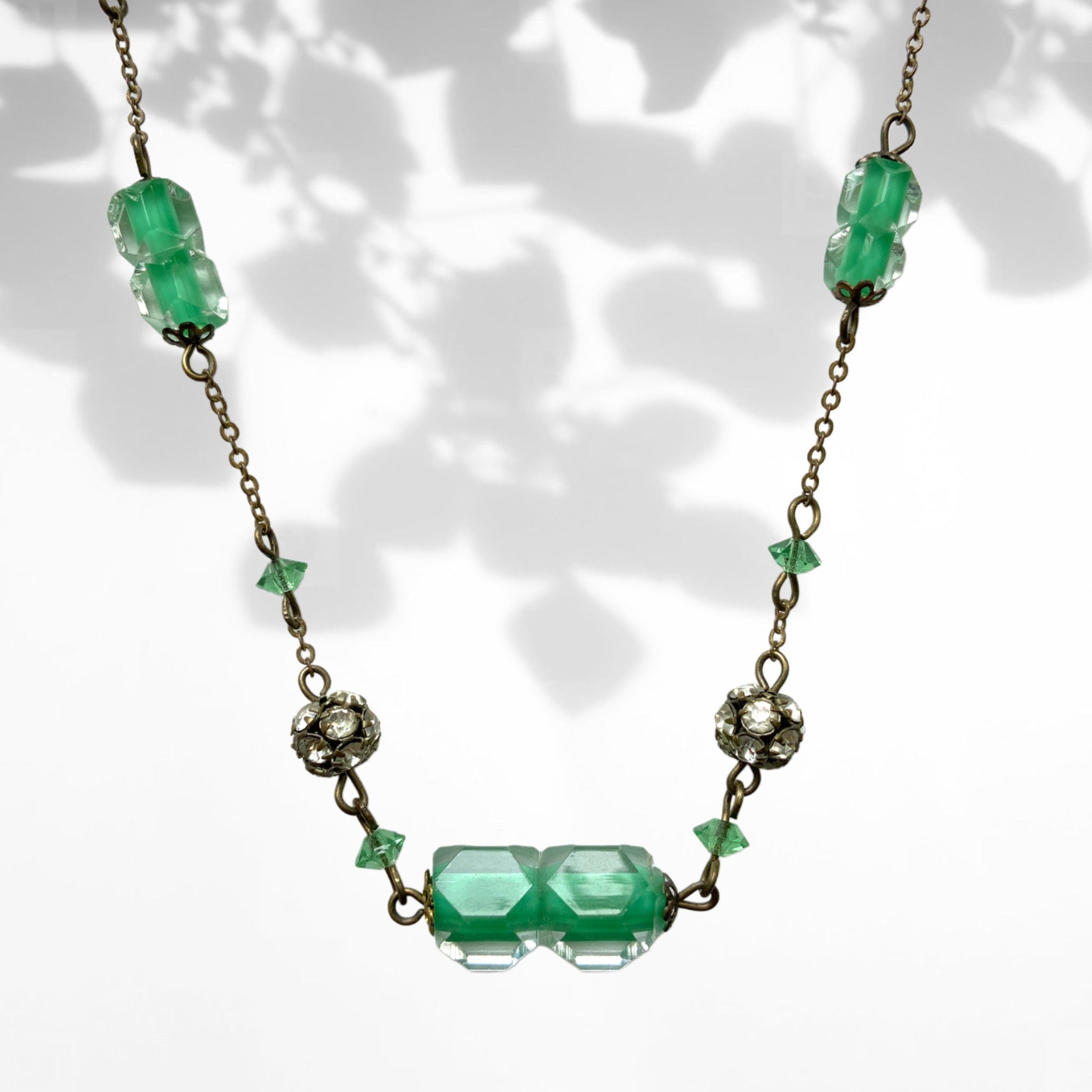 A necklace featuring green and clear Givre glass.  グリーンとクリアのジーブルガラス（Givre Glass）のネックレス。