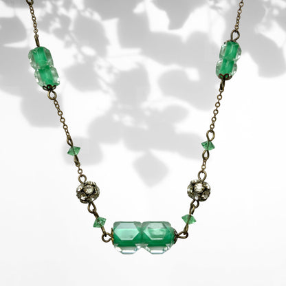 A necklace featuring green and clear Givre glass.  グリーンとクリアのジーブルガラス（Givre Glass）のネックレス。