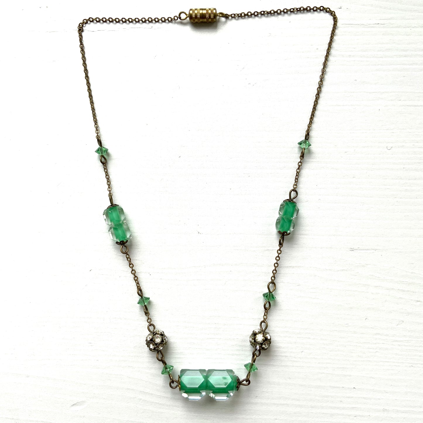 A necklace featuring green and clear Givre glass.  グリーンとクリアのジーブルガラス（Givre Glass）のネックレス。