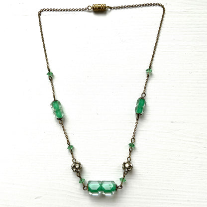 A necklace featuring green and clear Givre glass.  グリーンとクリアのジーブルガラス（Givre Glass）のネックレス。