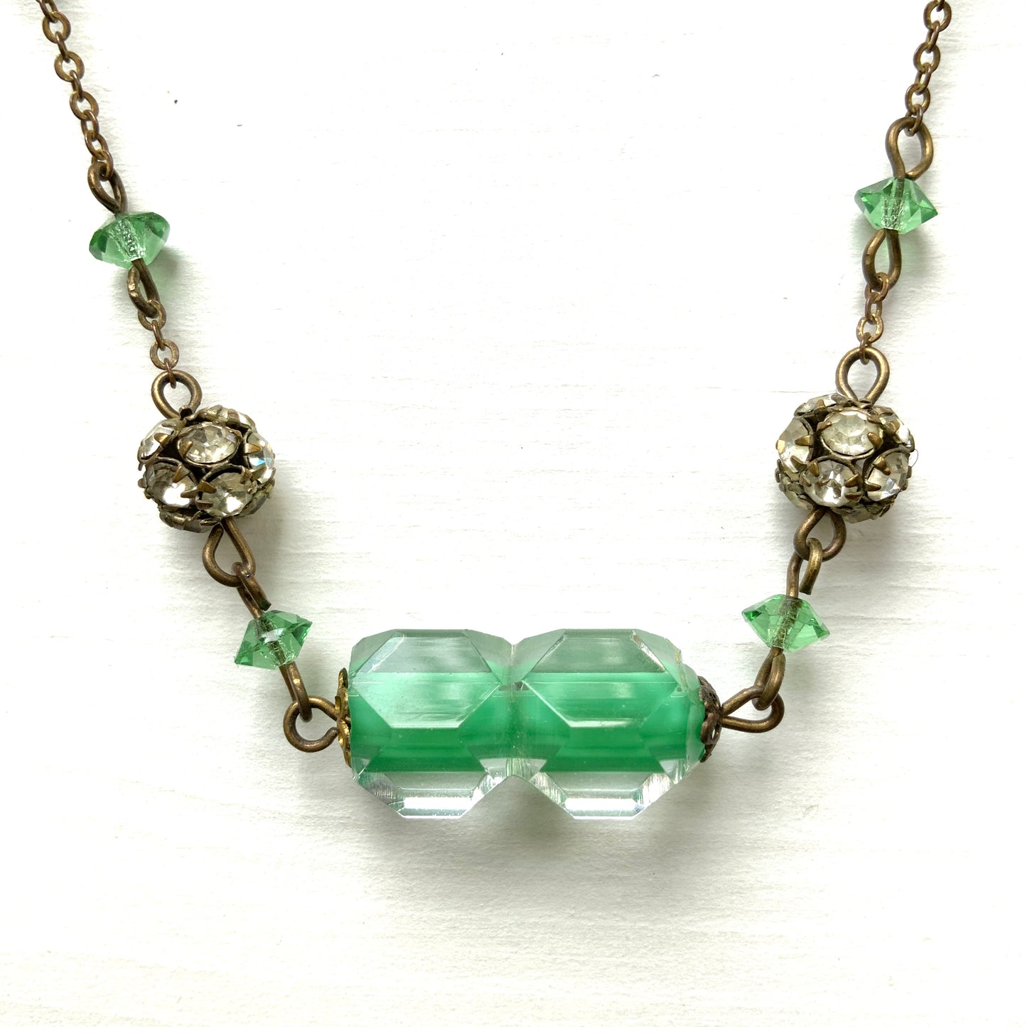 A necklace featuring green and clear Givre glass.  グリーンとクリアのジーブルガラス（Givre Glass）のネックレス。