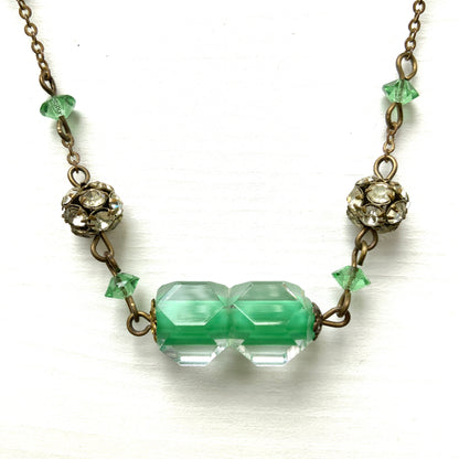 A necklace featuring green and clear Givre glass.  グリーンとクリアのジーブルガラス（Givre Glass）のネックレス。