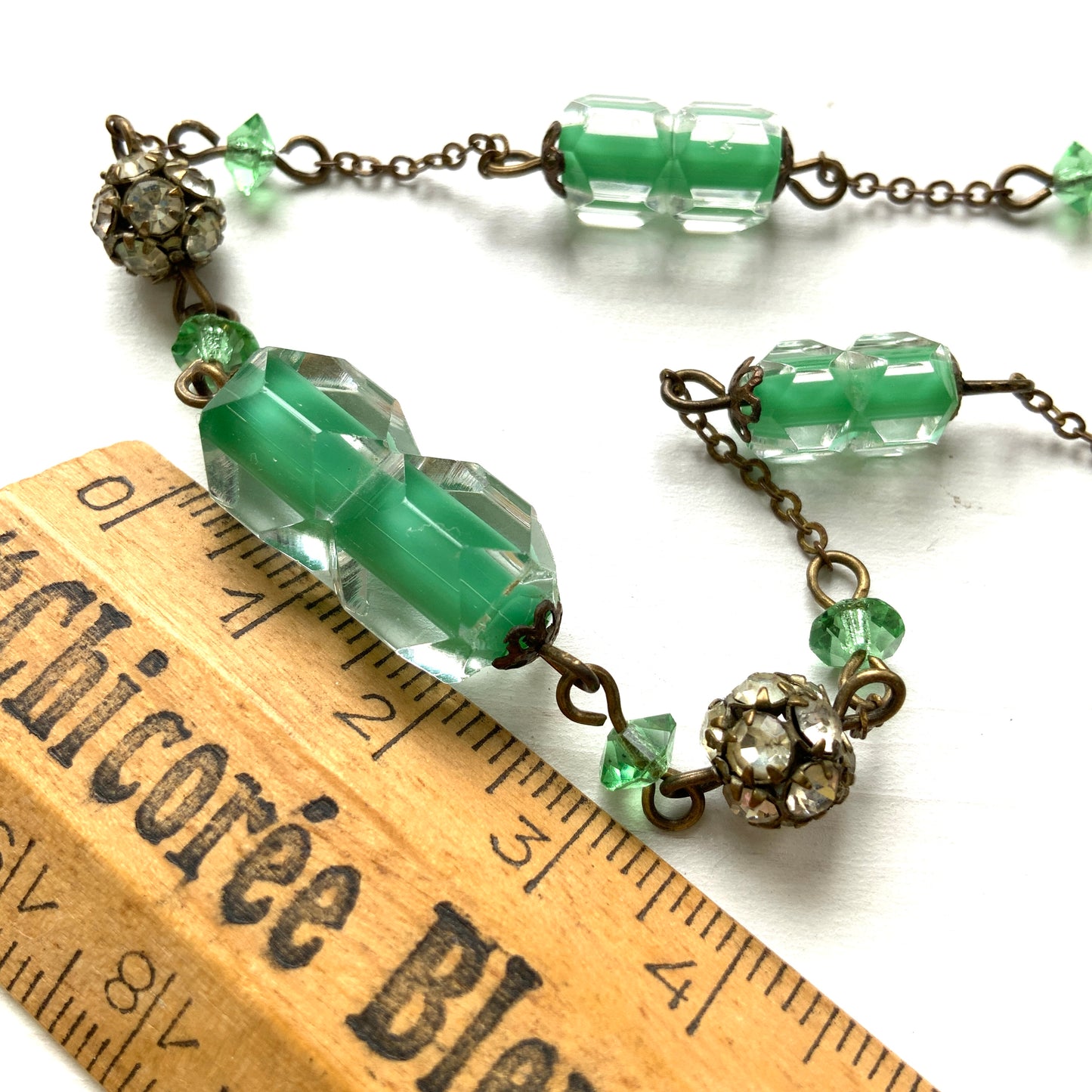 A necklace featuring green and clear Givre glass.  グリーンとクリアのジーブルガラス（Givre Glass）のネックレス。