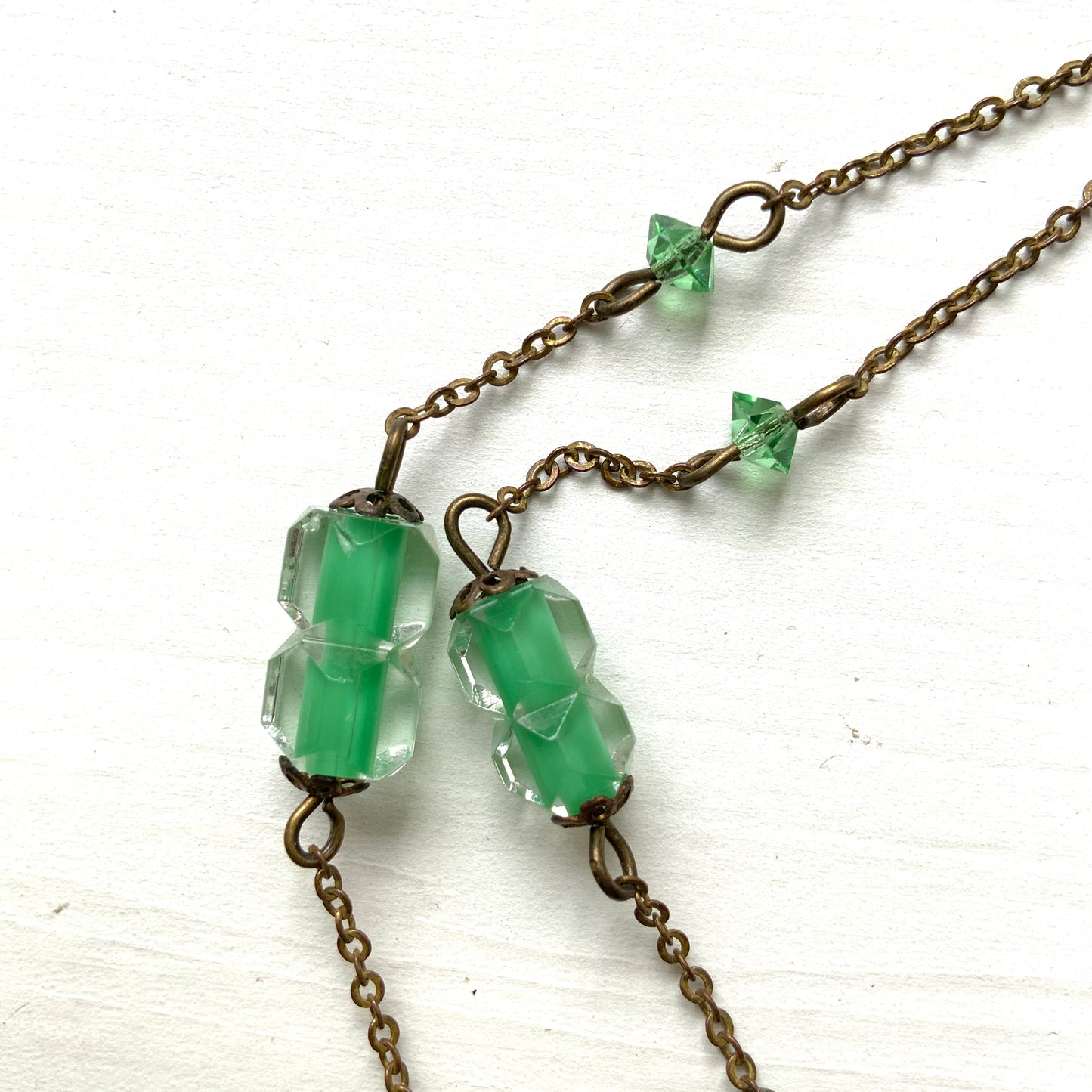 A necklace featuring green and clear Givre glass.  グリーンとクリアのジーブルガラス（Givre Glass）のネックレス。
