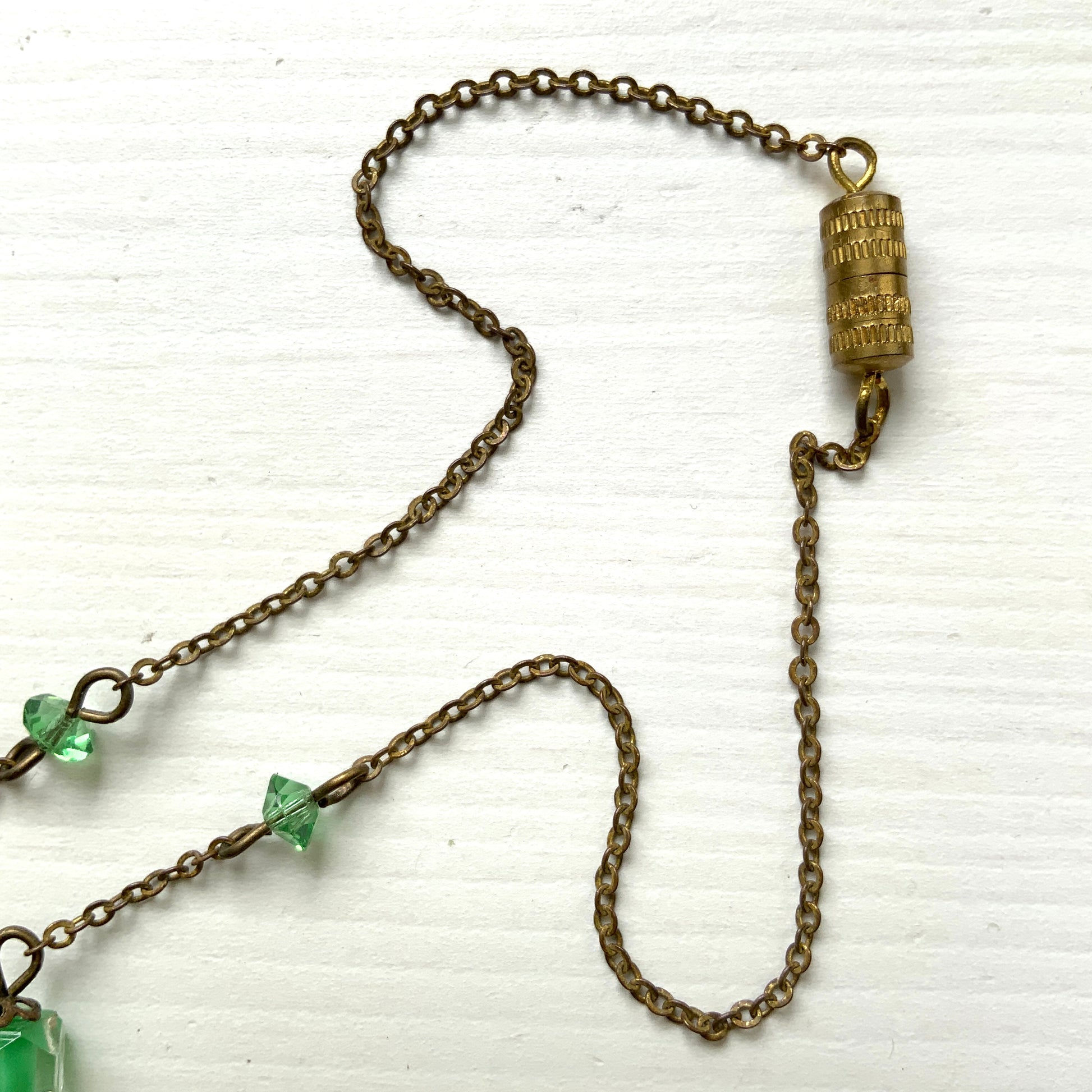 A necklace featuring green and clear Givre glass.  グリーンとクリアのジーブルガラス（Givre Glass）のネックレス。