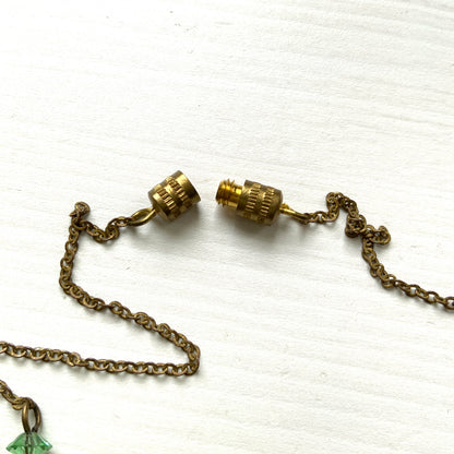 A necklace featuring green and clear Givre glass.  グリーンとクリアのジーブルガラス（Givre Glass）のネックレス。