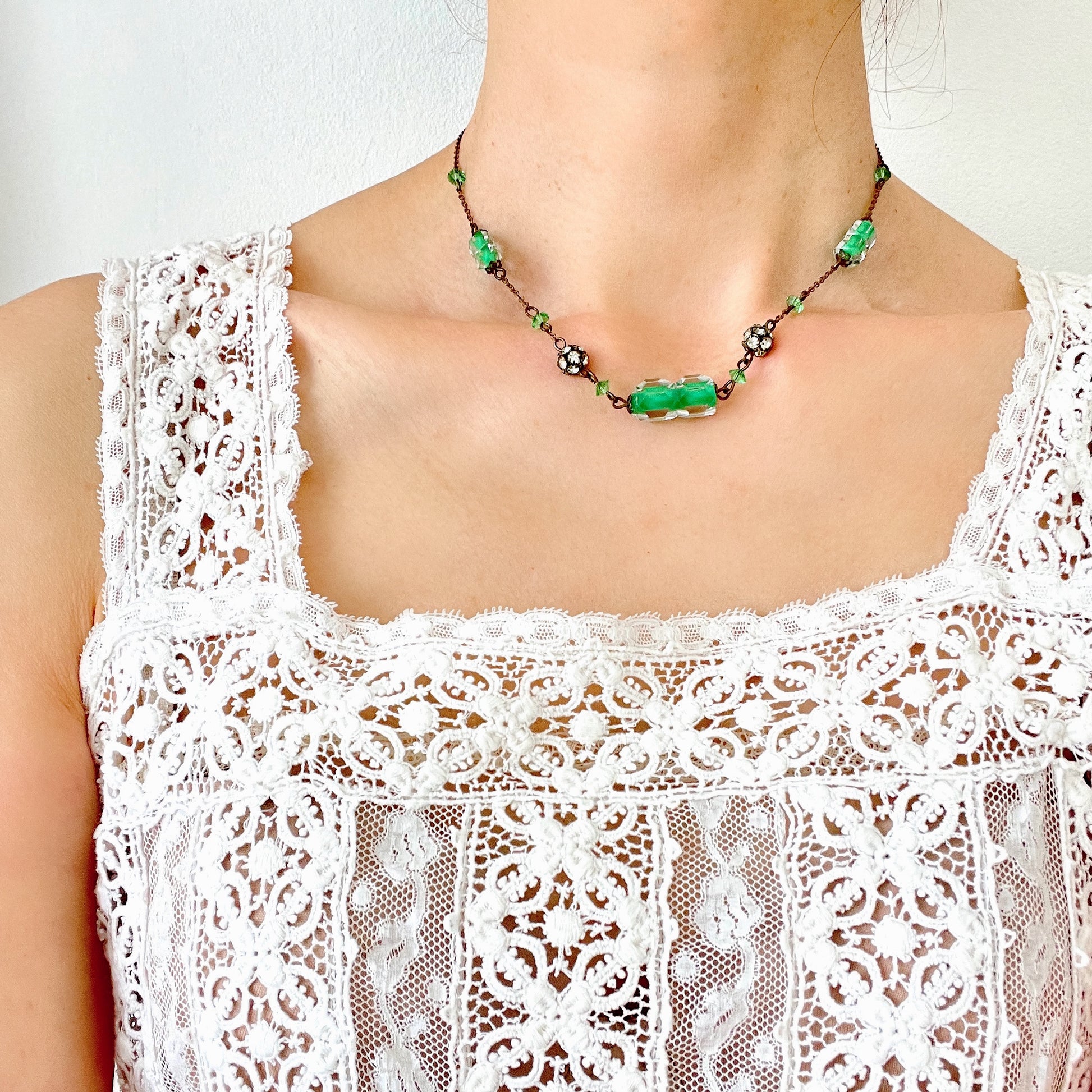 A necklace featuring green and clear Givre glass.  グリーンとクリアのジーブルガラス（Givre Glass）のネックレス。