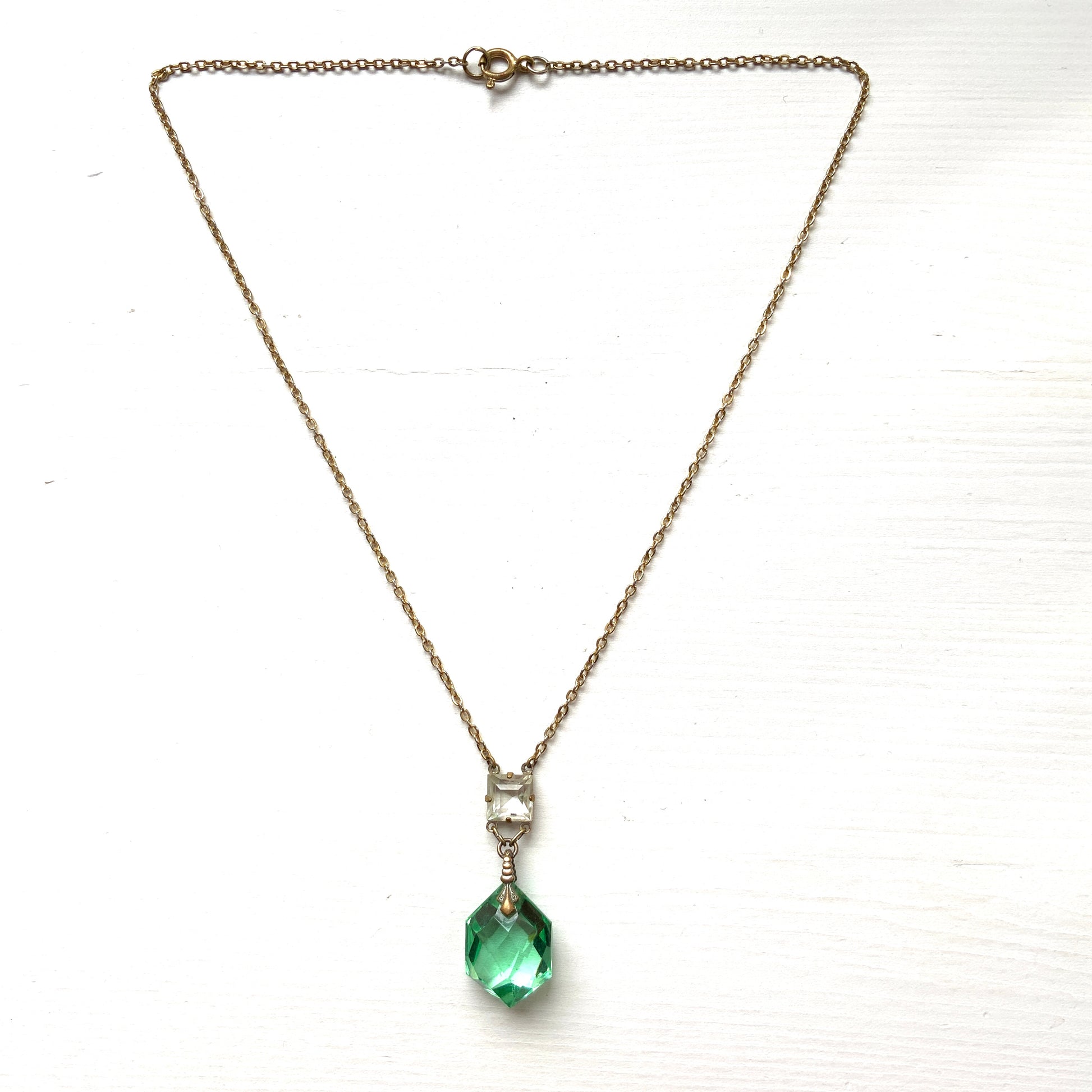 An Art Deco necklace featuring striking mint green glass. アールデコのミントグリーングラスが印象的なネックレス。