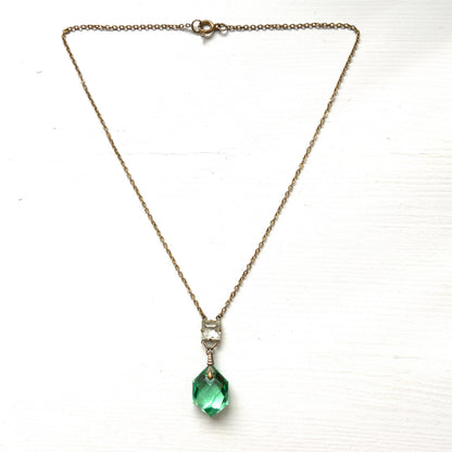 An Art Deco necklace featuring striking mint green glass. アールデコのミントグリーングラスが印象的なネックレス。