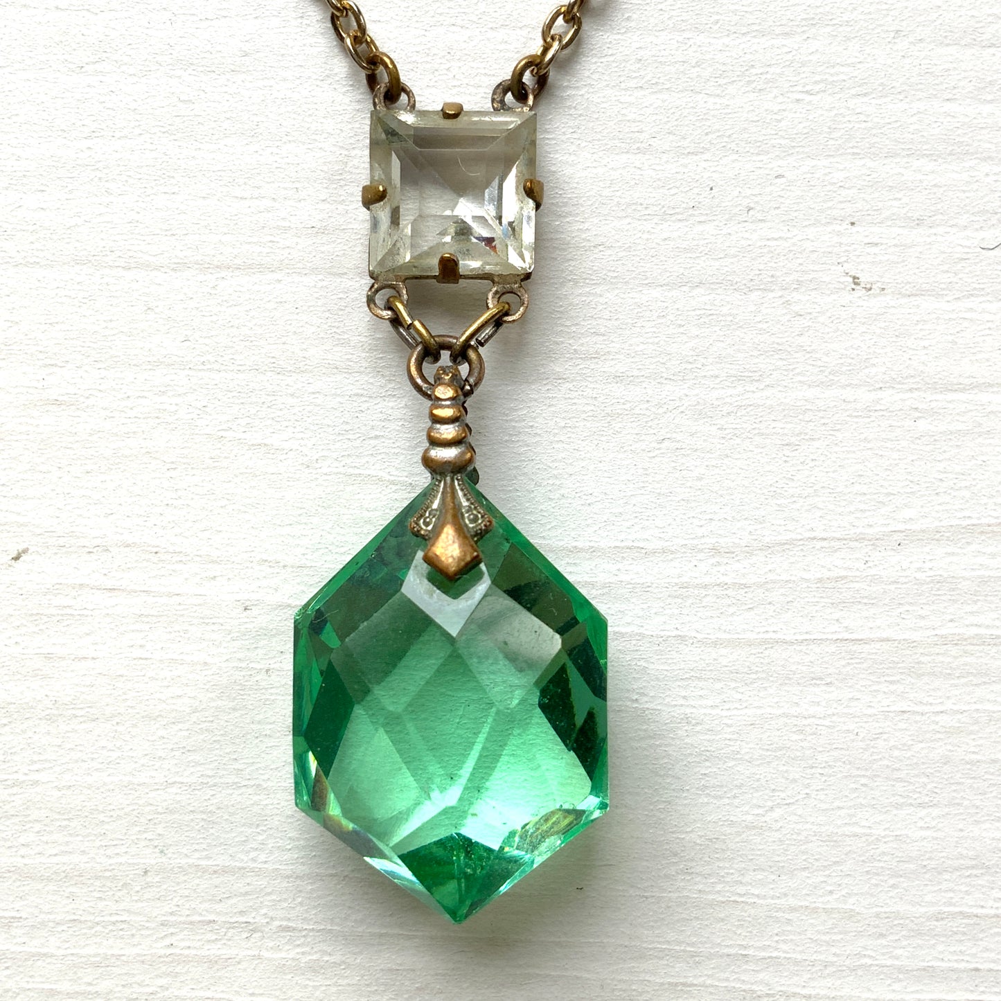 An Art Deco necklace featuring striking mint green glass. アールデコのミントグリーングラスが印象的なネックレス。