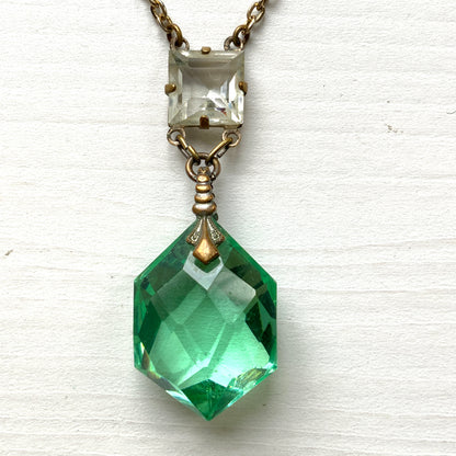 An Art Deco necklace featuring striking mint green glass. アールデコのミントグリーングラスが印象的なネックレス。
