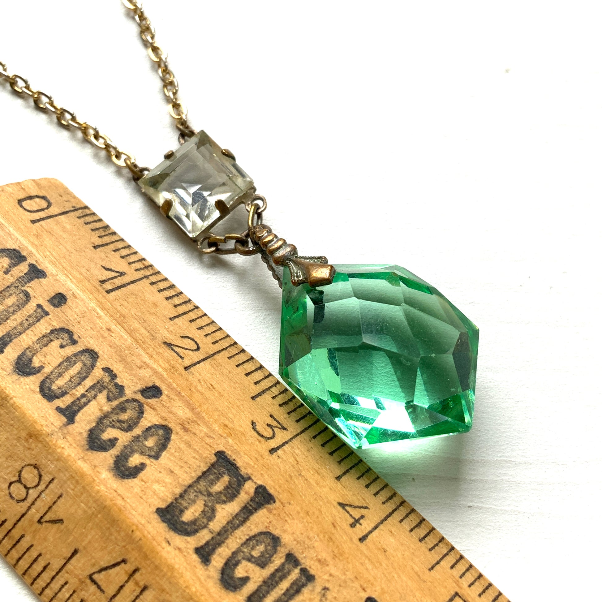 An Art Deco necklace featuring striking mint green glass. アールデコのミントグリーングラスが印象的なネックレス。