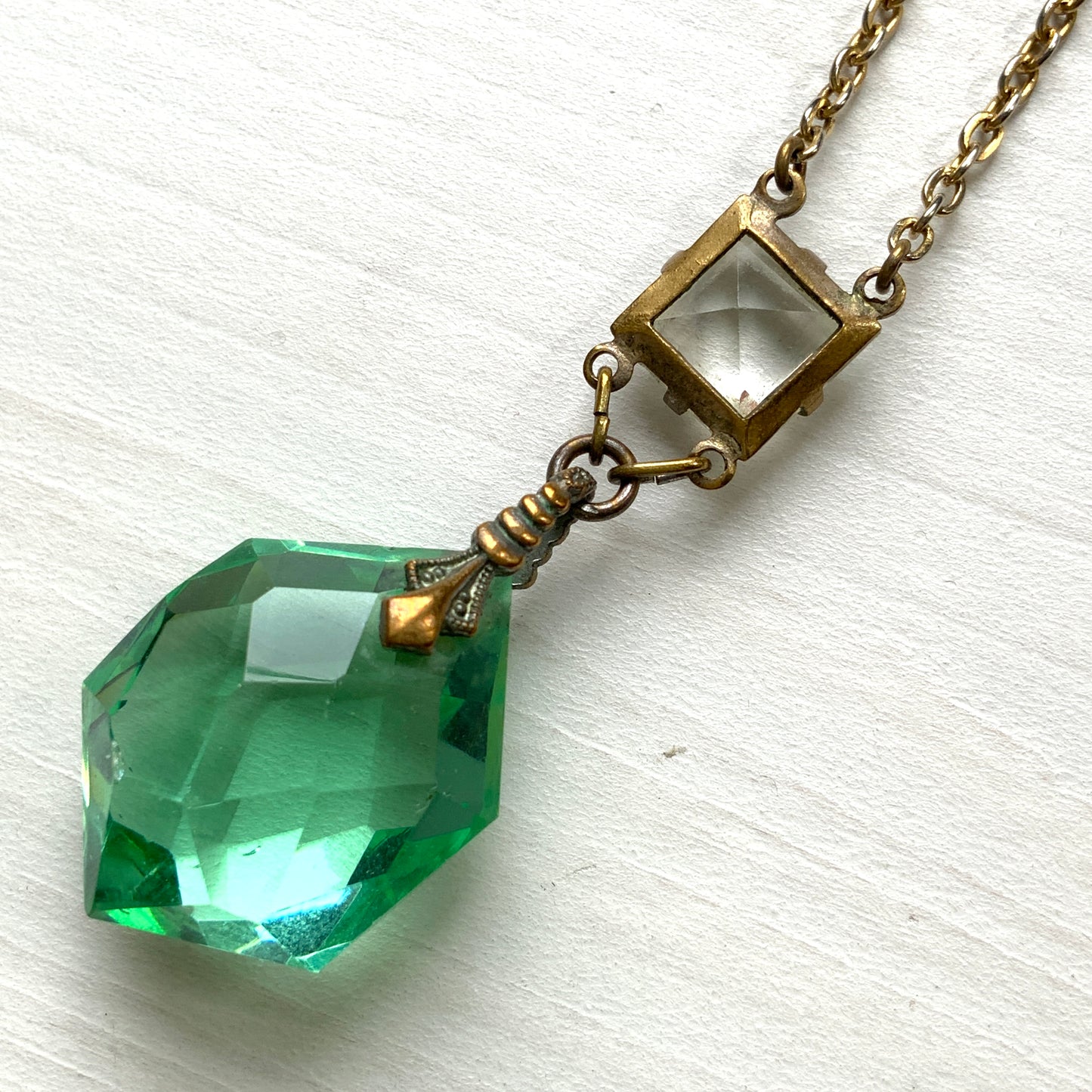 An Art Deco necklace featuring striking mint green glass. アールデコのミントグリーングラスが印象的なネックレス。