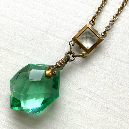 An Art Deco necklace featuring striking mint green glass. アールデコのミントグリーングラスが印象的なネックレス。