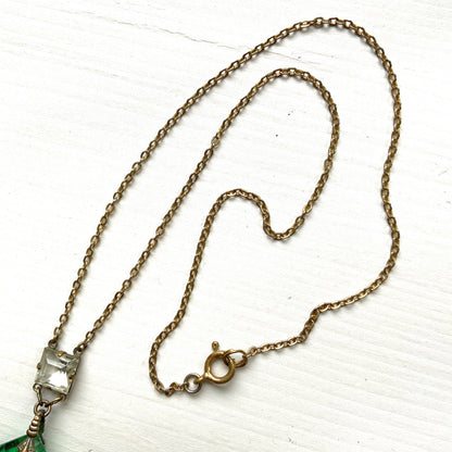 An Art Deco necklace featuring striking mint green glass. アールデコのミントグリーングラスが印象的なネックレス。