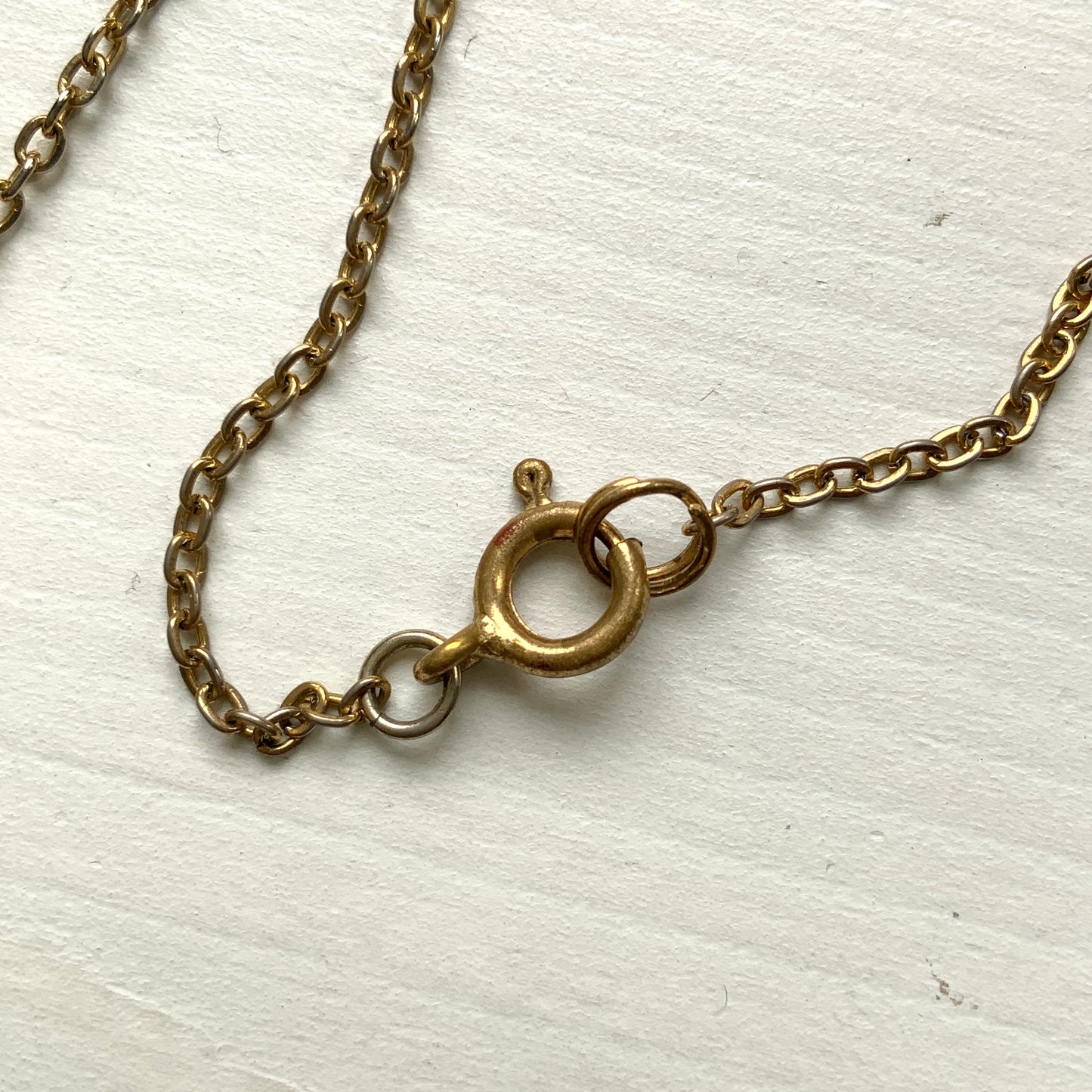 An Art Deco necklace featuring striking mint green glass. アールデコのミントグリーングラスが印象的なネックレス。