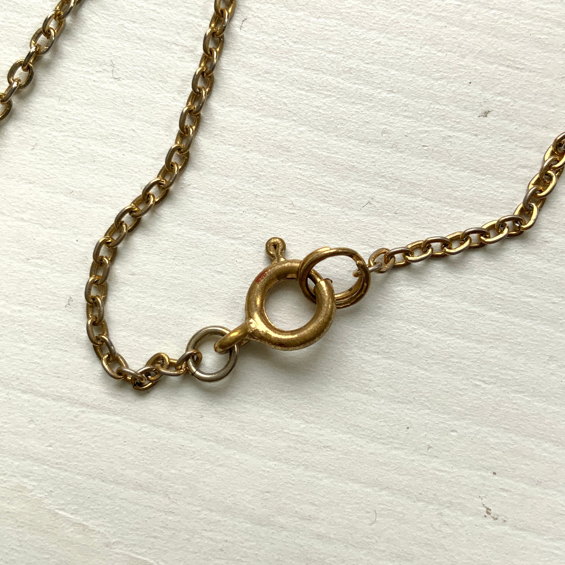 An Art Deco necklace featuring striking mint green glass. アールデコのミントグリーングラスが印象的なネックレス。