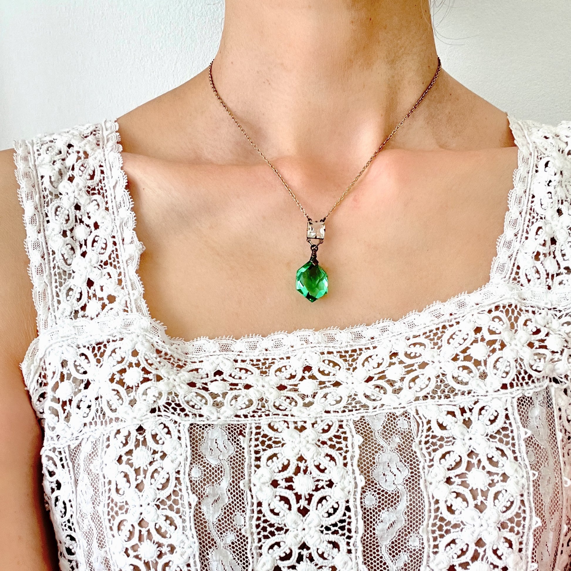 An Art Deco necklace featuring striking mint green glass. アールデコのミントグリーングラスが印象的なネックレス。