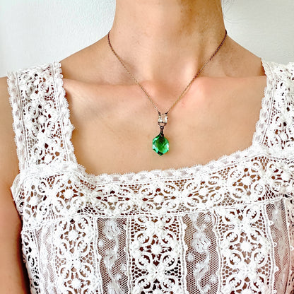 An Art Deco necklace featuring striking mint green glass. アールデコのミントグリーングラスが印象的なネックレス。