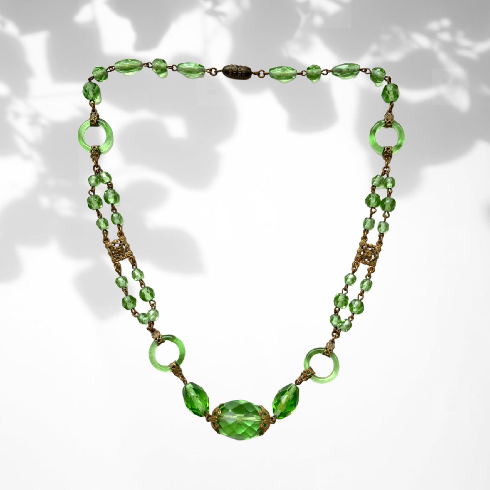 An Art Deco necklace featuring fresh green Czech glass. 爽やかなグリーンのチェコグラスを使用したアールデコのネックレス。
