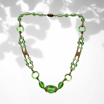 An Art Deco necklace featuring fresh green Czech glass. 爽やかなグリーンのチェコグラスを使用したアールデコのネックレス。
