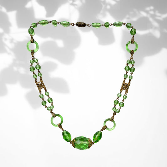 An Art Deco necklace featuring fresh green Czech glass. 爽やかなグリーンのチェコグラスを使用したアールデコのネックレス。