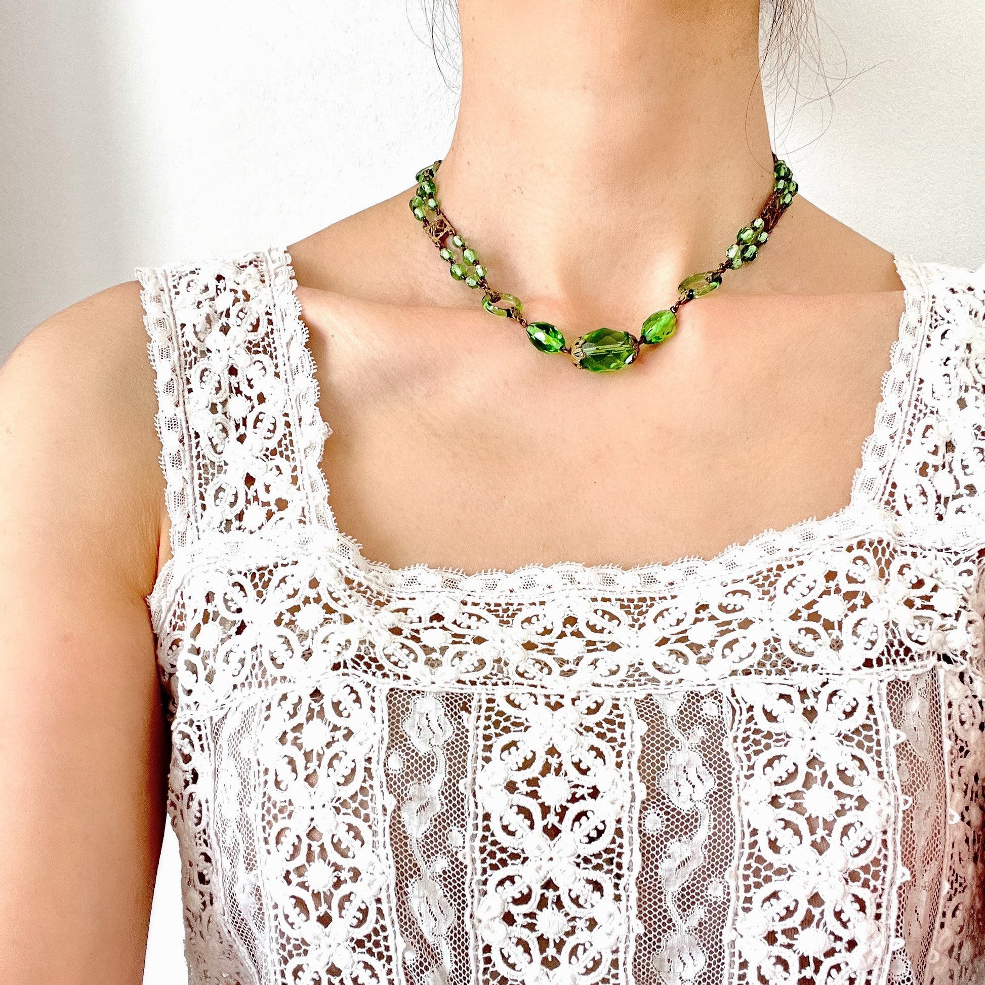 An Art Deco necklace featuring fresh green Czech glass. 爽やかなグリーンのチェコグラスを使用したアールデコのネックレス。