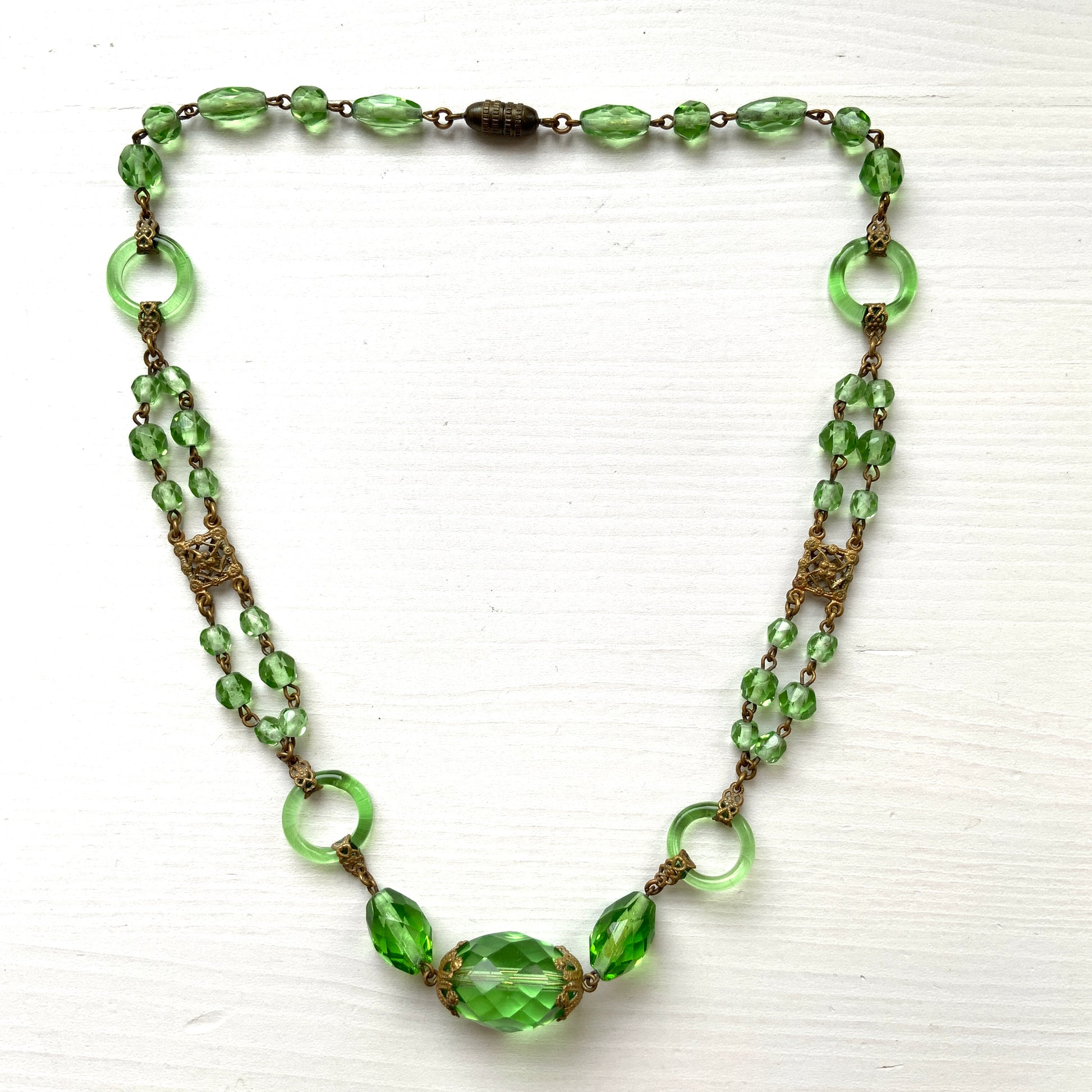 An Art Deco necklace featuring fresh green Czech glass. 爽やかなグリーンのチェコグラスを使用したアールデコのネックレス。