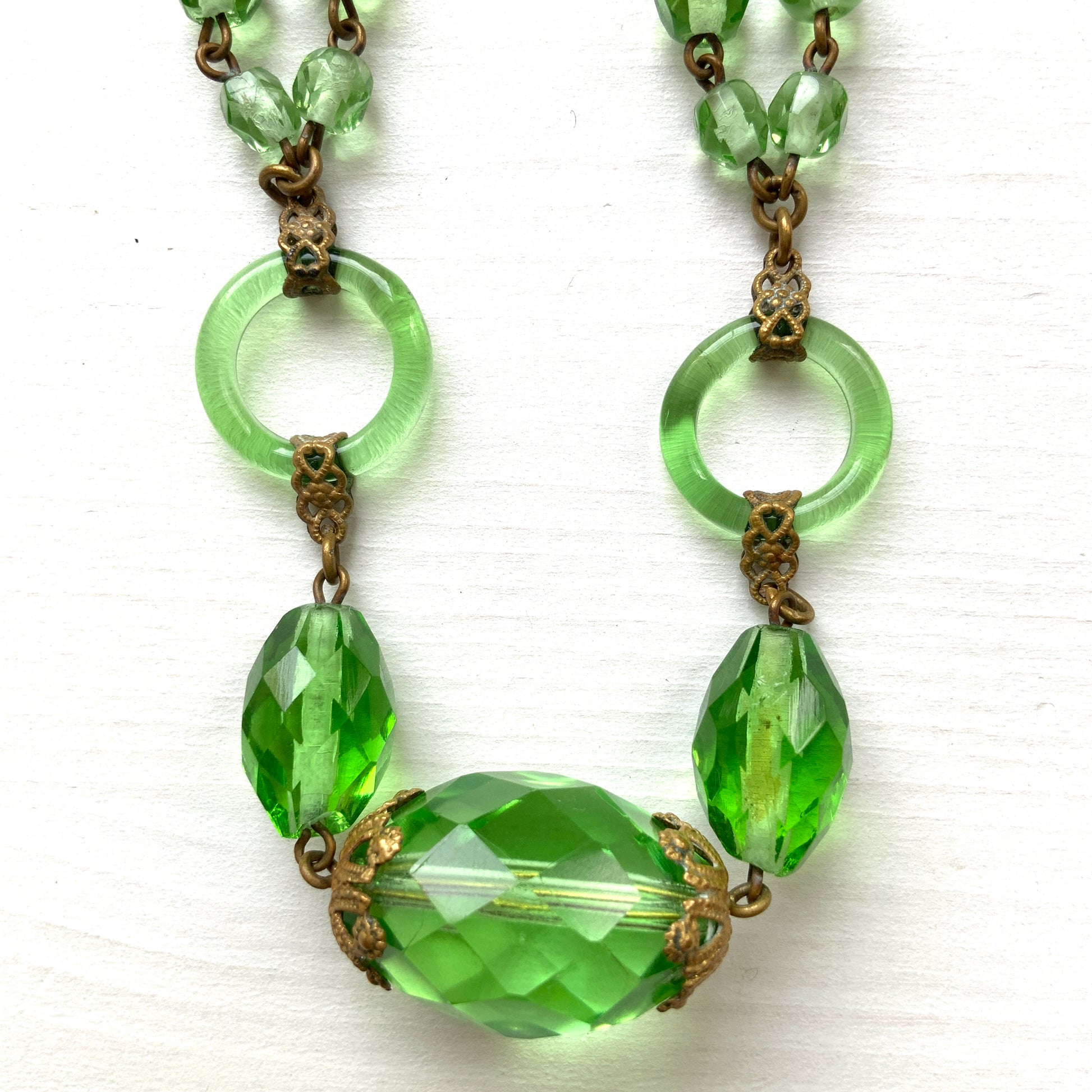 An Art Deco necklace featuring fresh green Czech glass. 爽やかなグリーンのチェコグラスを使用したアールデコのネックレス。