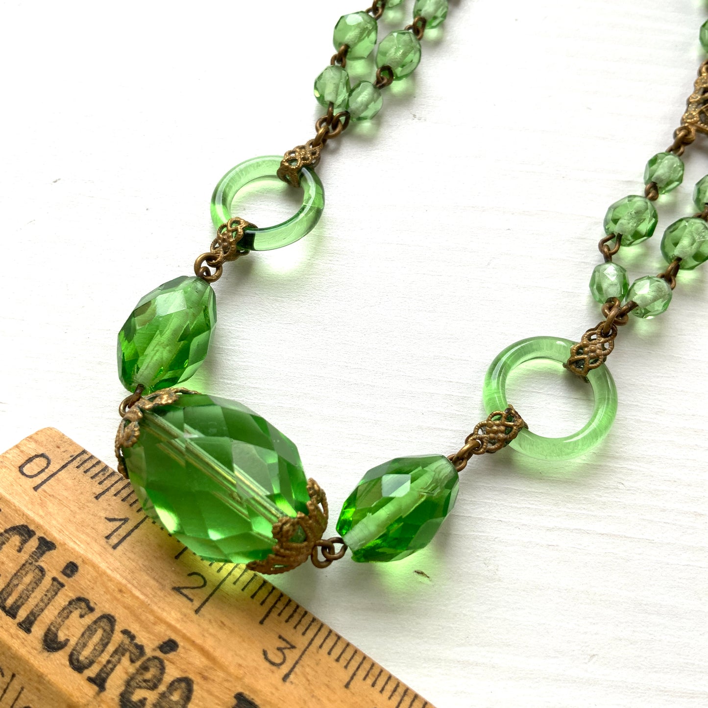 An Art Deco necklace featuring fresh green Czech glass. 爽やかなグリーンのチェコグラスを使用したアールデコのネックレス。