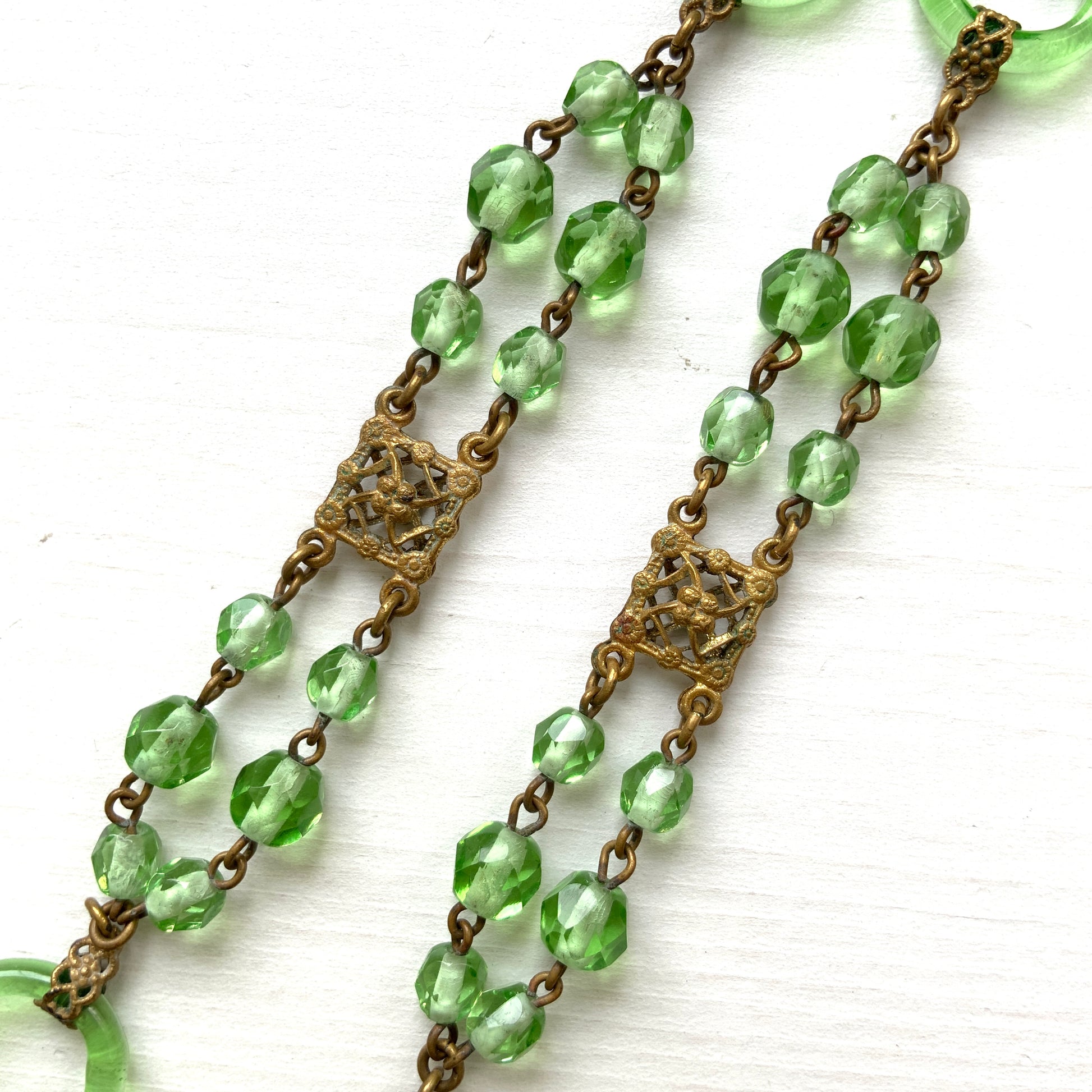 An Art Deco necklace featuring fresh green Czech glass. 爽やかなグリーンのチェコグラスを使用したアールデコのネックレス。