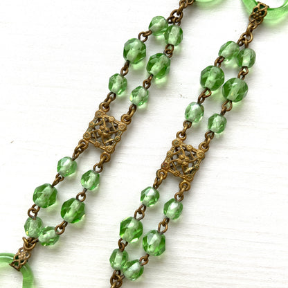 An Art Deco necklace featuring fresh green Czech glass. 爽やかなグリーンのチェコグラスを使用したアールデコのネックレス。