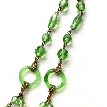 An Art Deco necklace featuring fresh green Czech glass. 爽やかなグリーンのチェコグラスを使用したアールデコのネックレス。