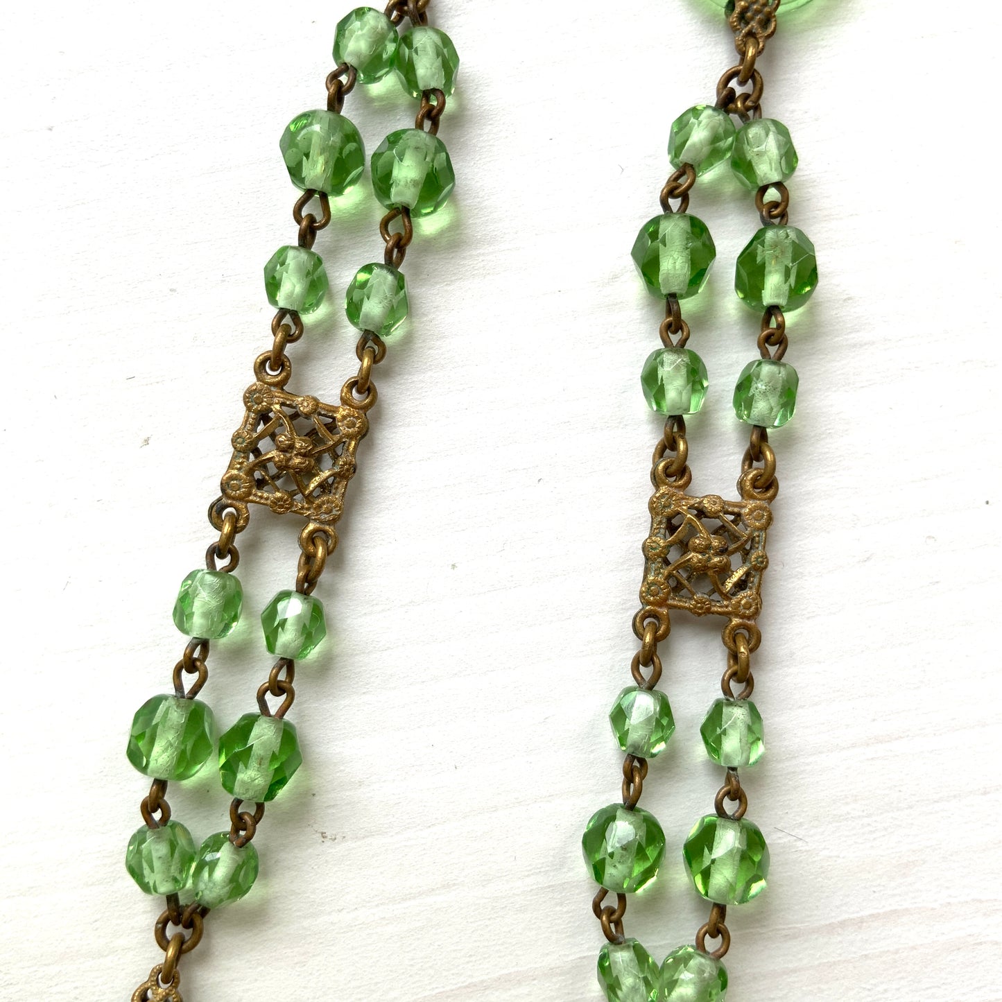 An Art Deco necklace featuring fresh green Czech glass. 爽やかなグリーンのチェコグラスを使用したアールデコのネックレス。