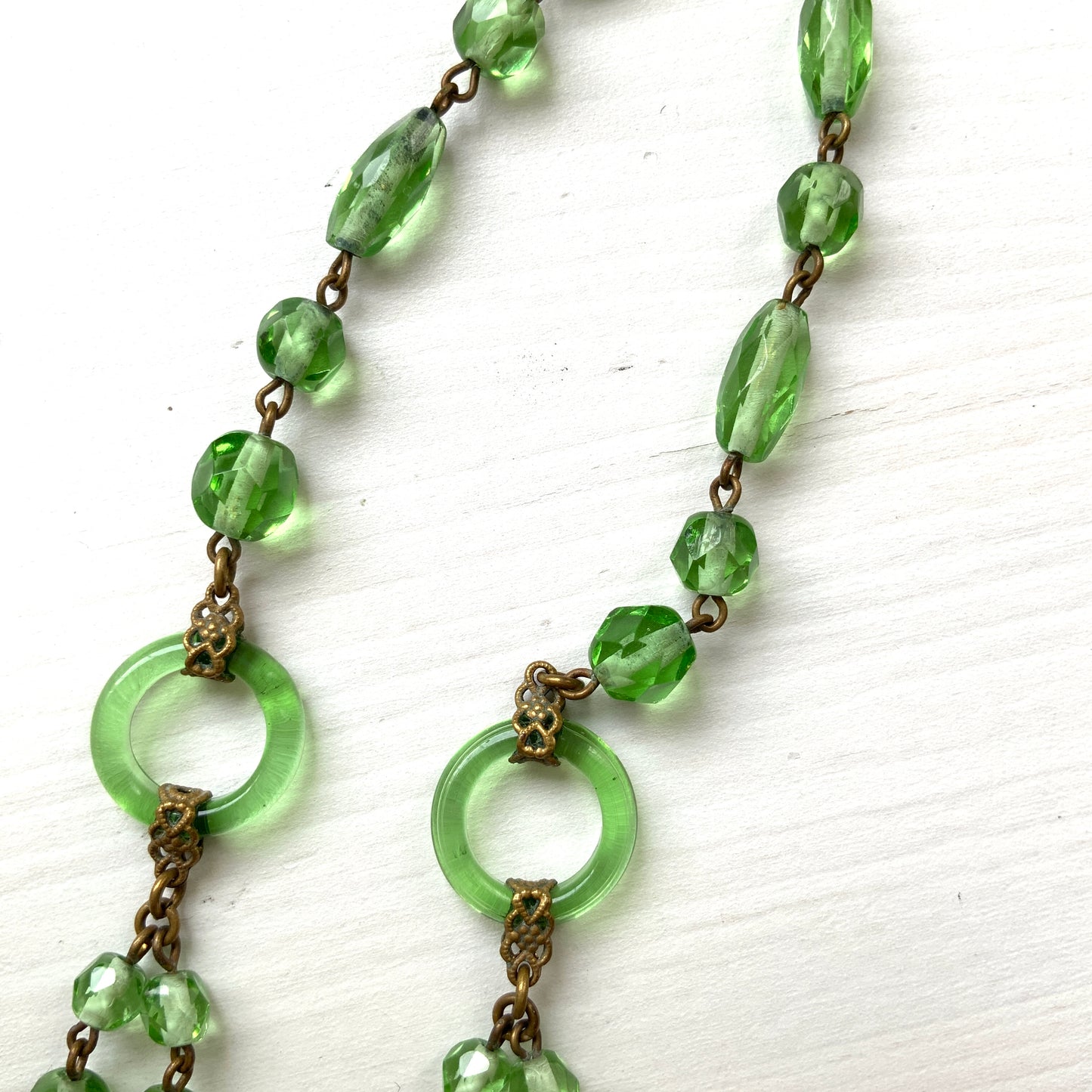 An Art Deco necklace featuring fresh green Czech glass. 爽やかなグリーンのチェコグラスを使用したアールデコのネックレス。