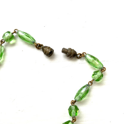 An Art Deco necklace featuring fresh green Czech glass. 爽やかなグリーンのチェコグラスを使用したアールデコのネックレス。