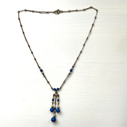 A fringe necklace featuring alternating small blue mottled glass beads and glass pearls.  小粒のブルー北京グラスとグラスパールが交互に連なってフリンジになったネックレス。