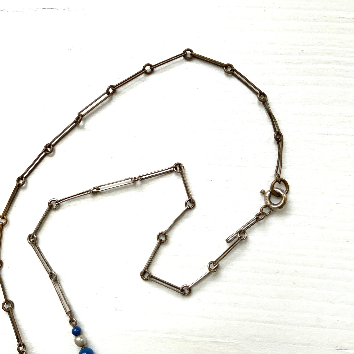 A fringe necklace featuring alternating small blue mottled glass beads and glass pearls.  小粒のブルー北京グラスとグラスパールが交互に連なってフリンジになったネックレス。